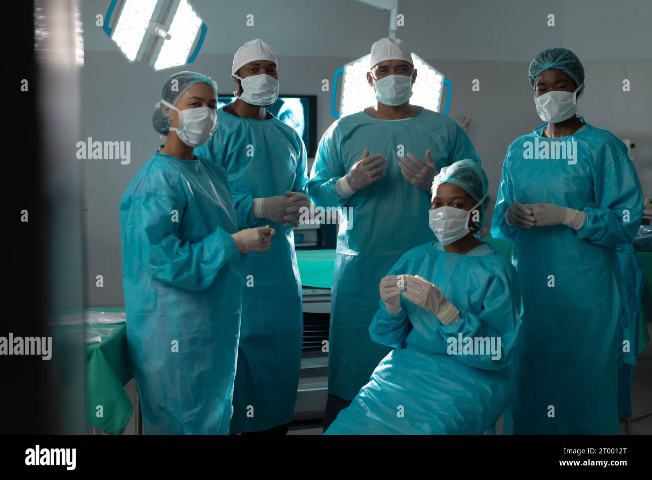 Ritratto di diversi chirurghi che indossano abiti chirurgici in sala operatoria all'ospedale Foto Stock