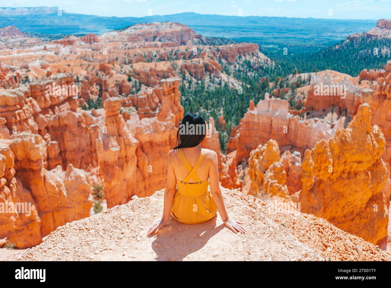 Donna escursionista nel Bryce Canyon riposa godendosi la vista in uno splendido paesaggio naturale con hoodoos, pinnacoli e guglie formatio rocciosa Foto Stock