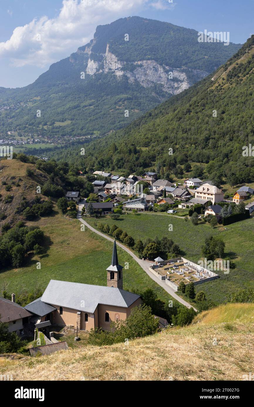 Vista del pittoresco villaggio di le Chatel a la Tour-en-Maurienne nella regione dell'Alvernia-Rhône-Alpes nel sud-est della Francia. Visto dall'alto, in s Foto Stock