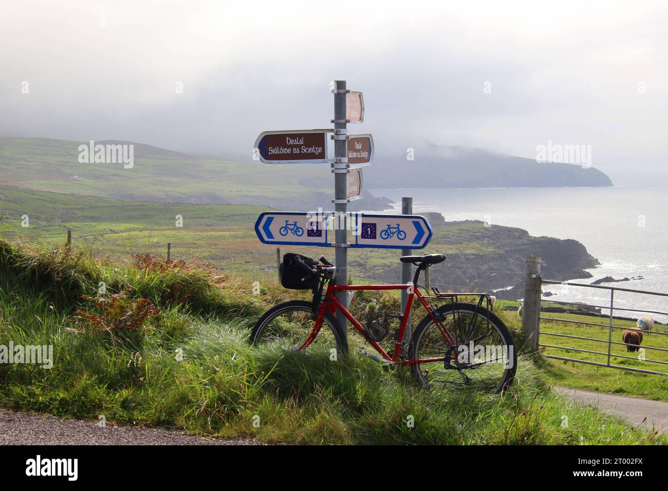 Irland: Wegweiser EuroVelo Route 1 Atlantikküste-Route am Skelling Ring auf der Kerry-Halbinsel. *** Ireland Signpost EuroVelo Route 1 Atlantic Coast Route on the Skelling Ring on the Kerry Peninsula Credit: Imago/Alamy Live News Foto Stock