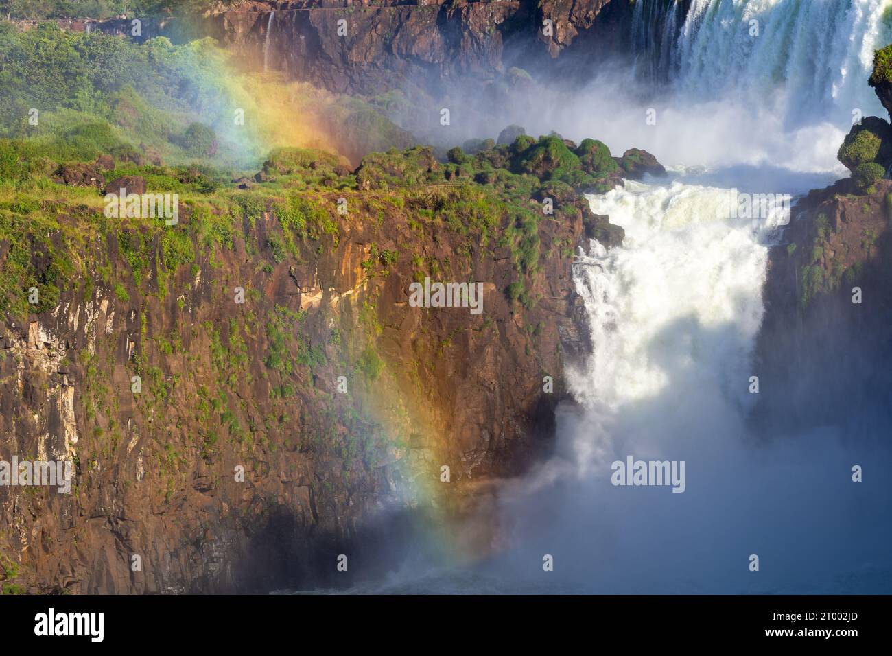 Famoso Iguazu Iguacu Falls National Park Argentina. Scenografiche cascate d'acqua, lussureggiante foresta pluviale tropicale, Rainbow Devils, punto panoramico della Gola Foto Stock