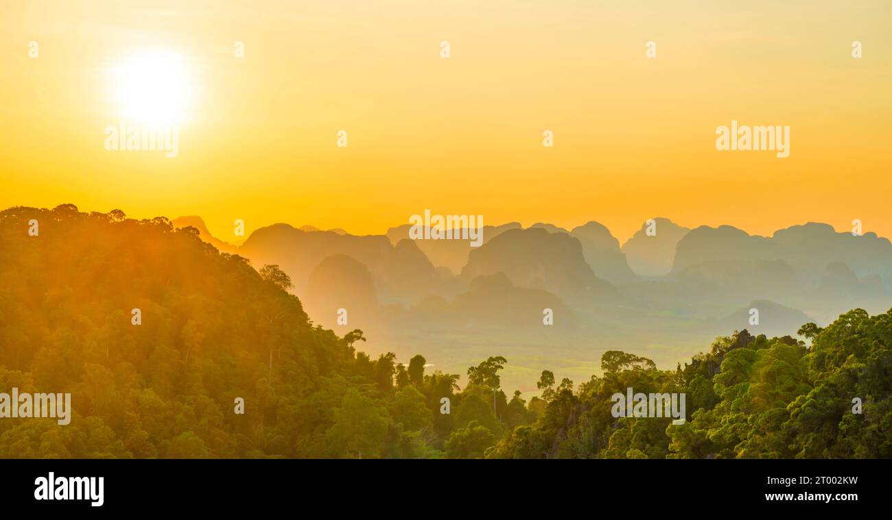 Montagne e tramonti Foto Stock
