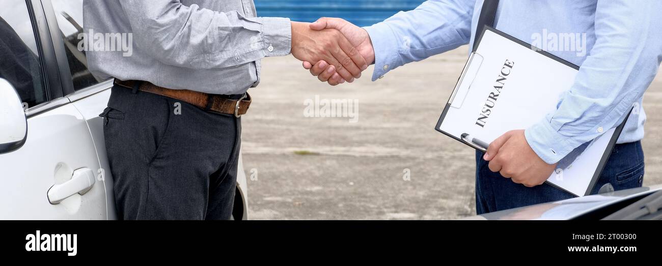 Agente assicurativo del registro delle perdite che ispeziona la vettura danneggiata. Il responsabile delle vendite fornisce un documento di richiesta di consulenza che valuta l'offerta di mutui ipotecari per l'acquisto di autoveicoli Foto Stock