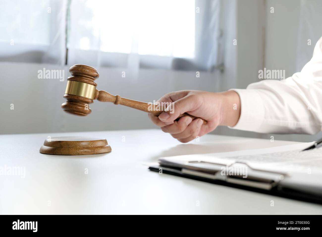 Il consulente legale presenta al client un contratto firmato con il martello e il diritto legale. Giustizia e avvocato concetto. Foto Stock