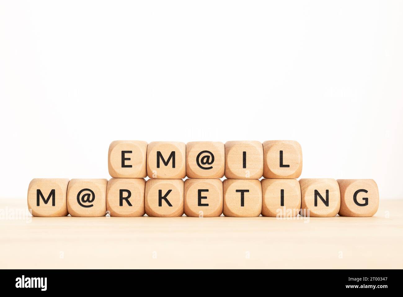 Frase di marketing tramite e-mail su blocchi di legno. Copia spazio Foto Stock