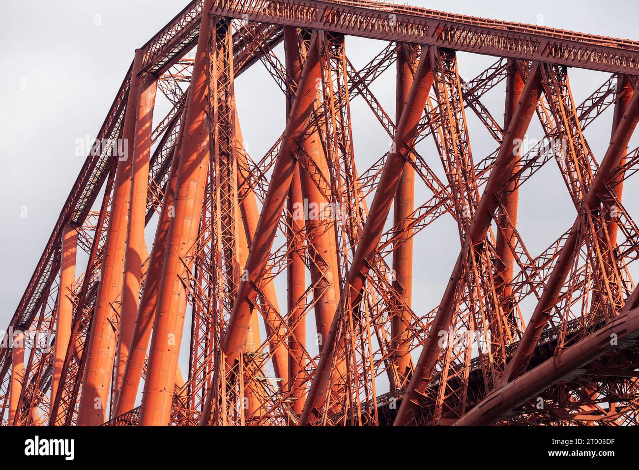 Dettaglio dell'iconico Forth Bridge, sopra il Firth of Forth, Scozia Foto Stock