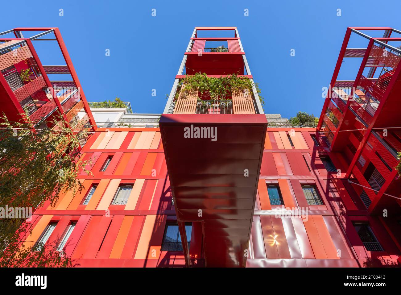 Montpellier, Francia - 09 25 2023 : Vista ad angolo basso della facciata rossa luminosa dell'edificio di appartamenti Version Rubis - architettura moderna di Jean-Paul Viguier Foto Stock