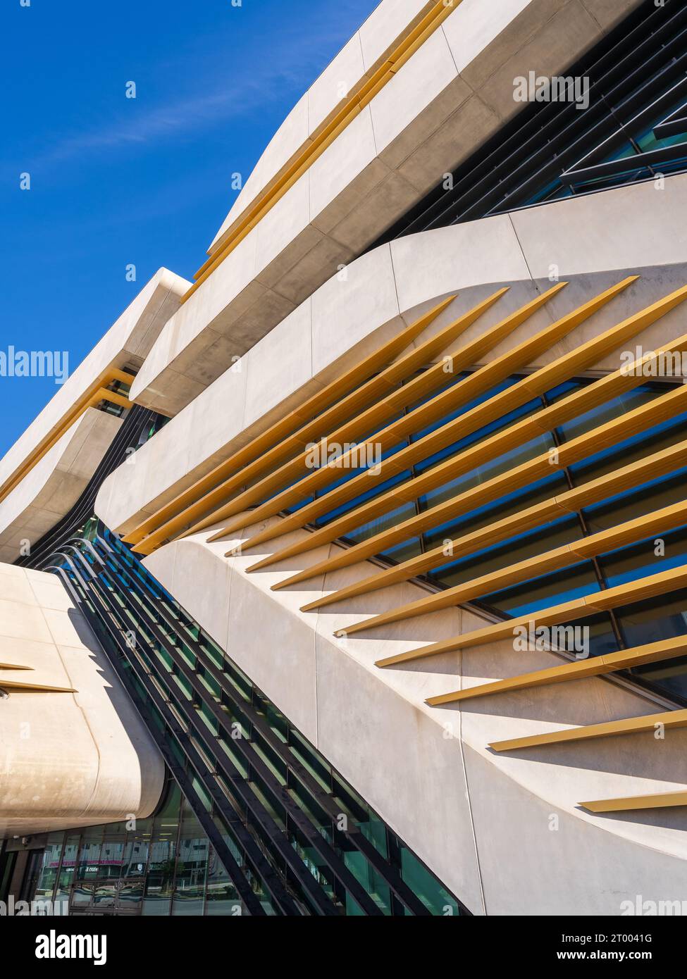 Montpellier, Francia - 09 28 2023 : Vista dettagliata della facciata dell'edificio della biblioteca e degli archivi Pierresvives - architettura contemporanea di Zaha Hadid Foto Stock