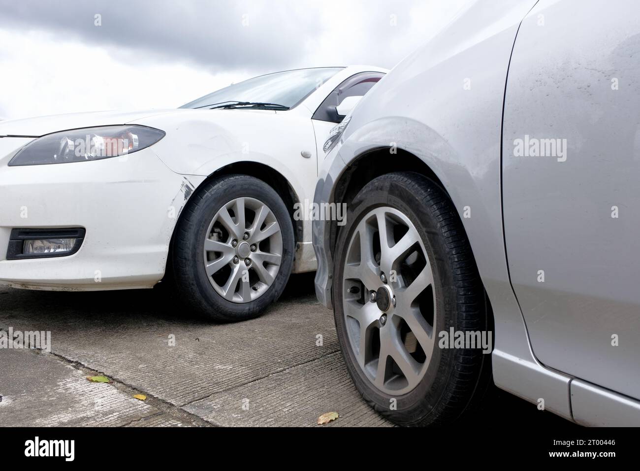 Agente assicurativo del registro delle perdite che ispeziona la vettura danneggiata. Il responsabile delle vendite fornisce un documento del modulo di richiesta di consulenza che prende in considerazione il morgag Foto Stock