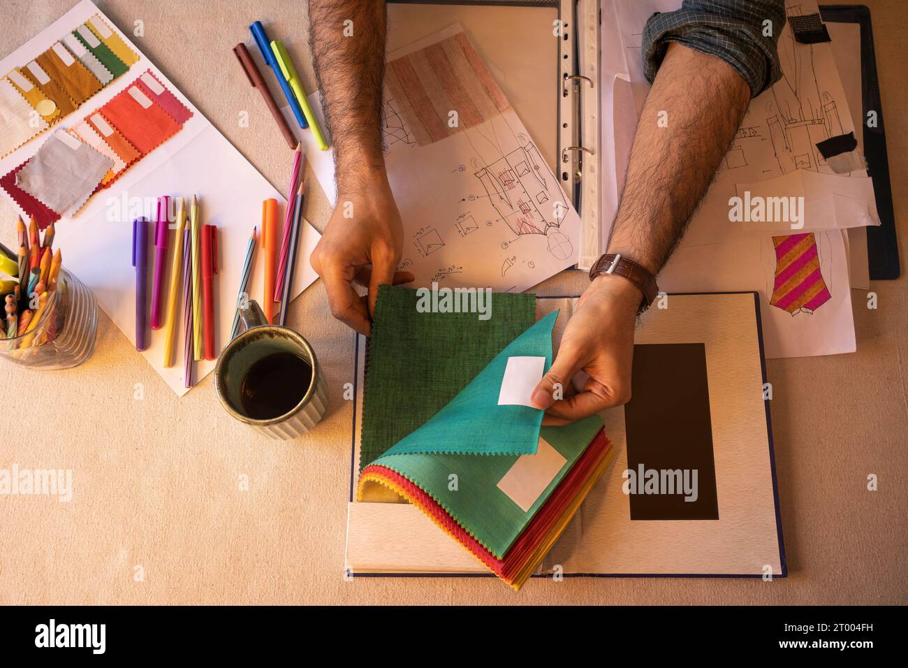 Uno stilista di moda che lavora con colori e campioni Foto Stock
