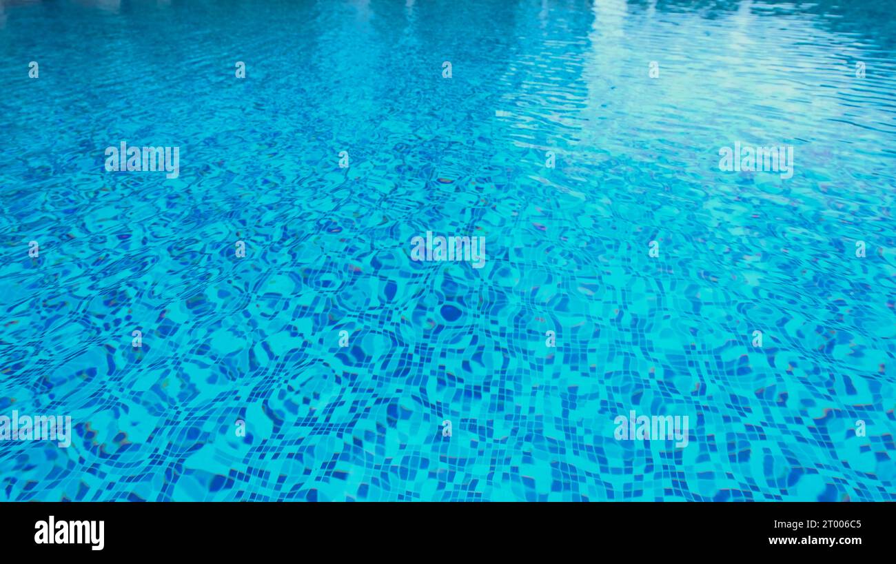 Acqua della piscina astratta. La piscina scorre con onde che fanno da sfondo alla piscina blu Foto Stock