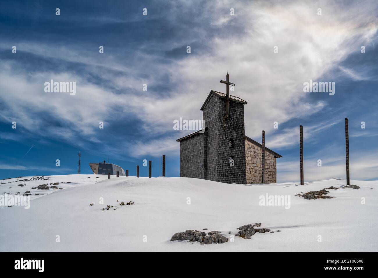 Vista sulla chiesa sulle montagne Dachstein Foto Stock