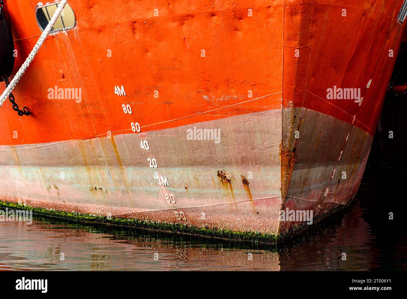 La prua della vecchia nave mostra segni di deterioramento Foto Stock