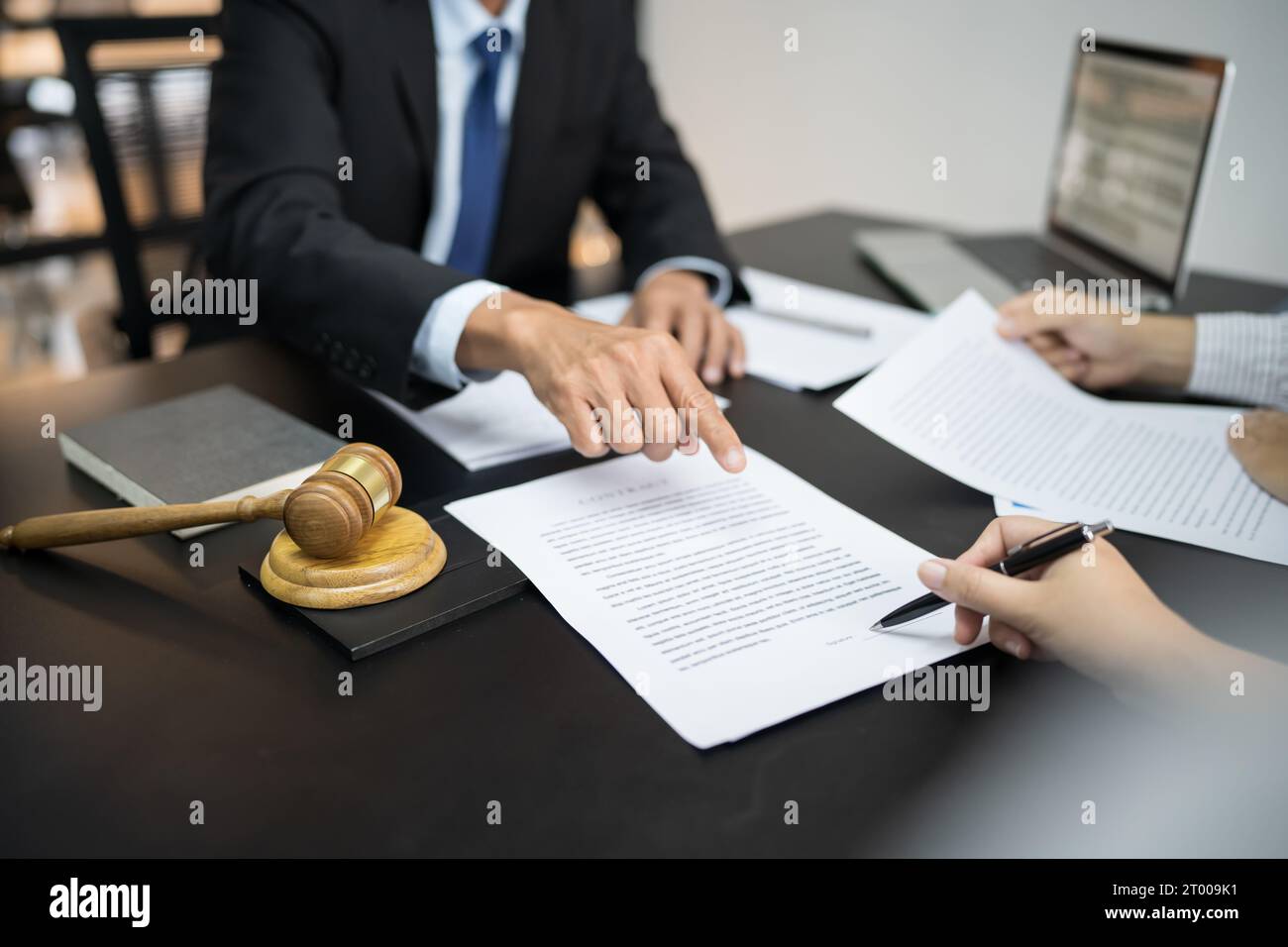 Il consulente legale presenta al client un contratto firmato con il martello e il diritto legale. Giustizia e avvocato concetto Foto Stock