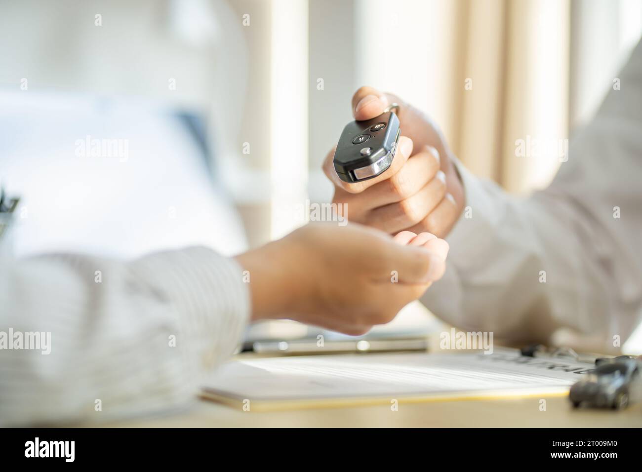 Agente assicurativo del registro delle perdite che ispeziona la vettura danneggiata. Il responsabile delle vendite fornisce un documento del modulo di richiesta di consulenza che valuta l'offerta di mutui ipotecari per auto Foto Stock