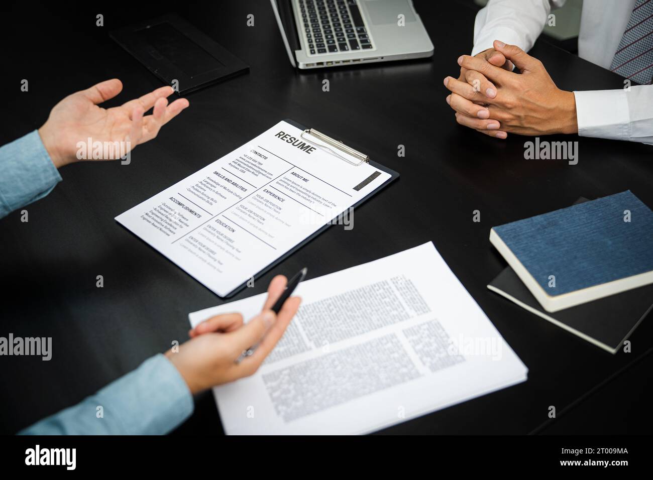 Esaminatore che legge un riassunto durante l'intervista di lavoro al concetto di affari e delle risorse umane dell'ufficio. Foto Stock
