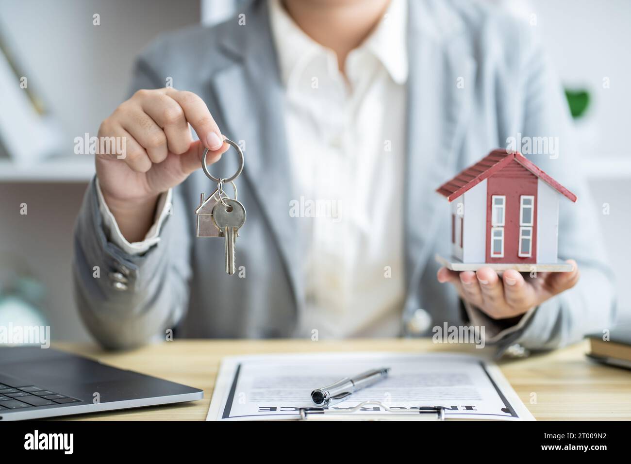 Gli uomini d'affari firmano contratto che fanno accordo con il concetto di agente immobiliare per consulente assicurazione domestica investimento immobiliare Foto Stock