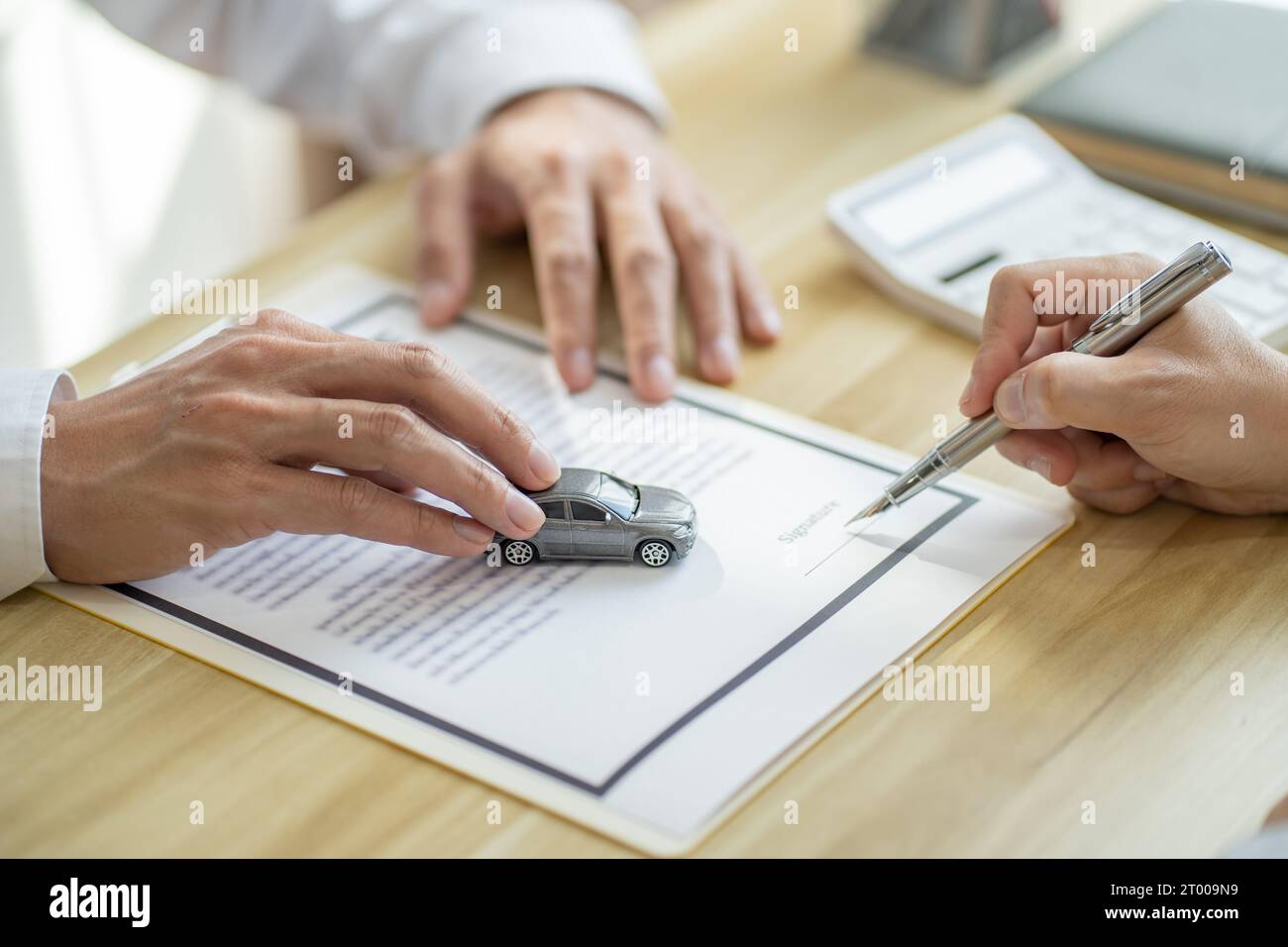 Agente assicurativo del registro delle perdite che ispeziona la vettura danneggiata. Il responsabile delle vendite fornisce un documento del modulo di richiesta di consulenza che valuta l'offerta di mutui ipotecari per auto Foto Stock