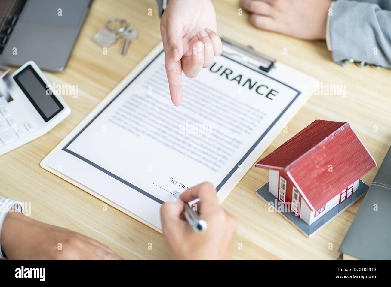 Gli uomini d'affari firmano contratto che fanno accordo con il concetto di agente immobiliare per consulente assicurazione domestica investimento immobiliare Foto Stock