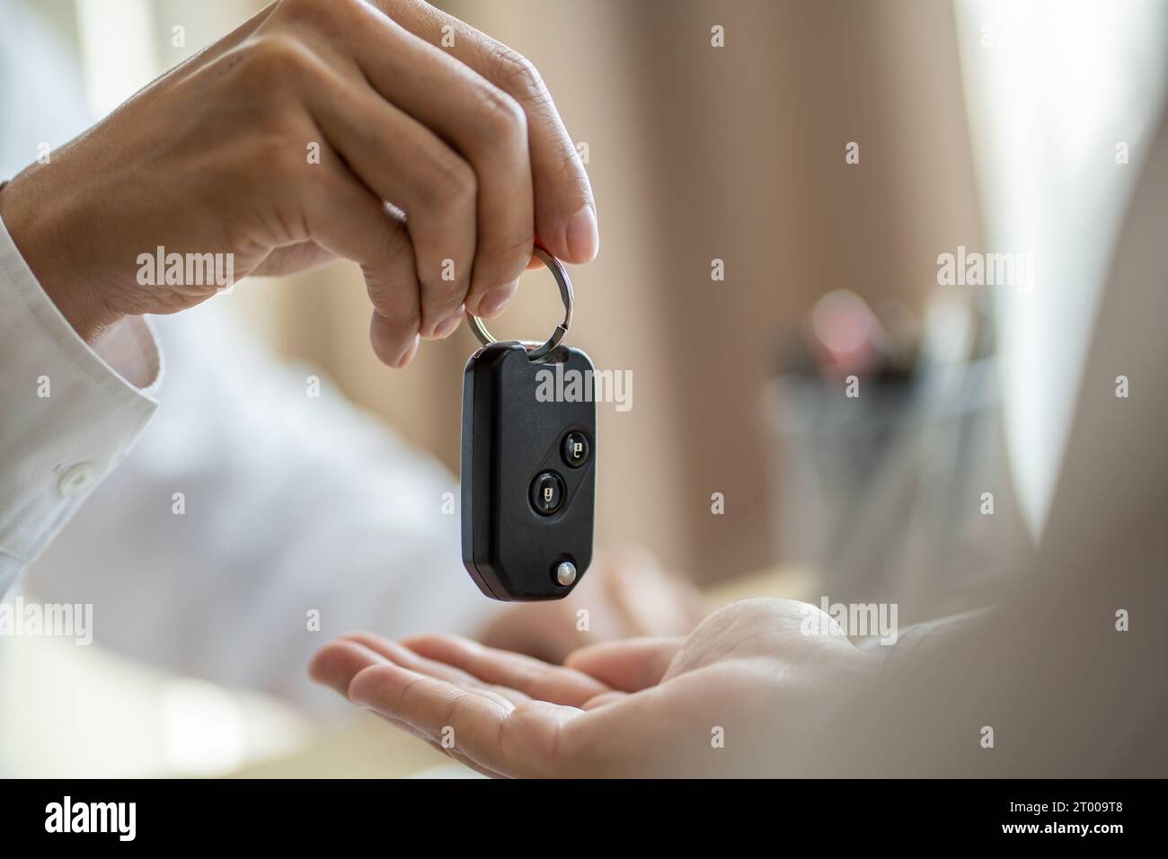 Agente assicurativo del registro delle perdite che ispeziona la vettura danneggiata. Il responsabile delle vendite fornisce un documento del modulo di richiesta di consulenza che prende in considerazione il morgag Foto Stock