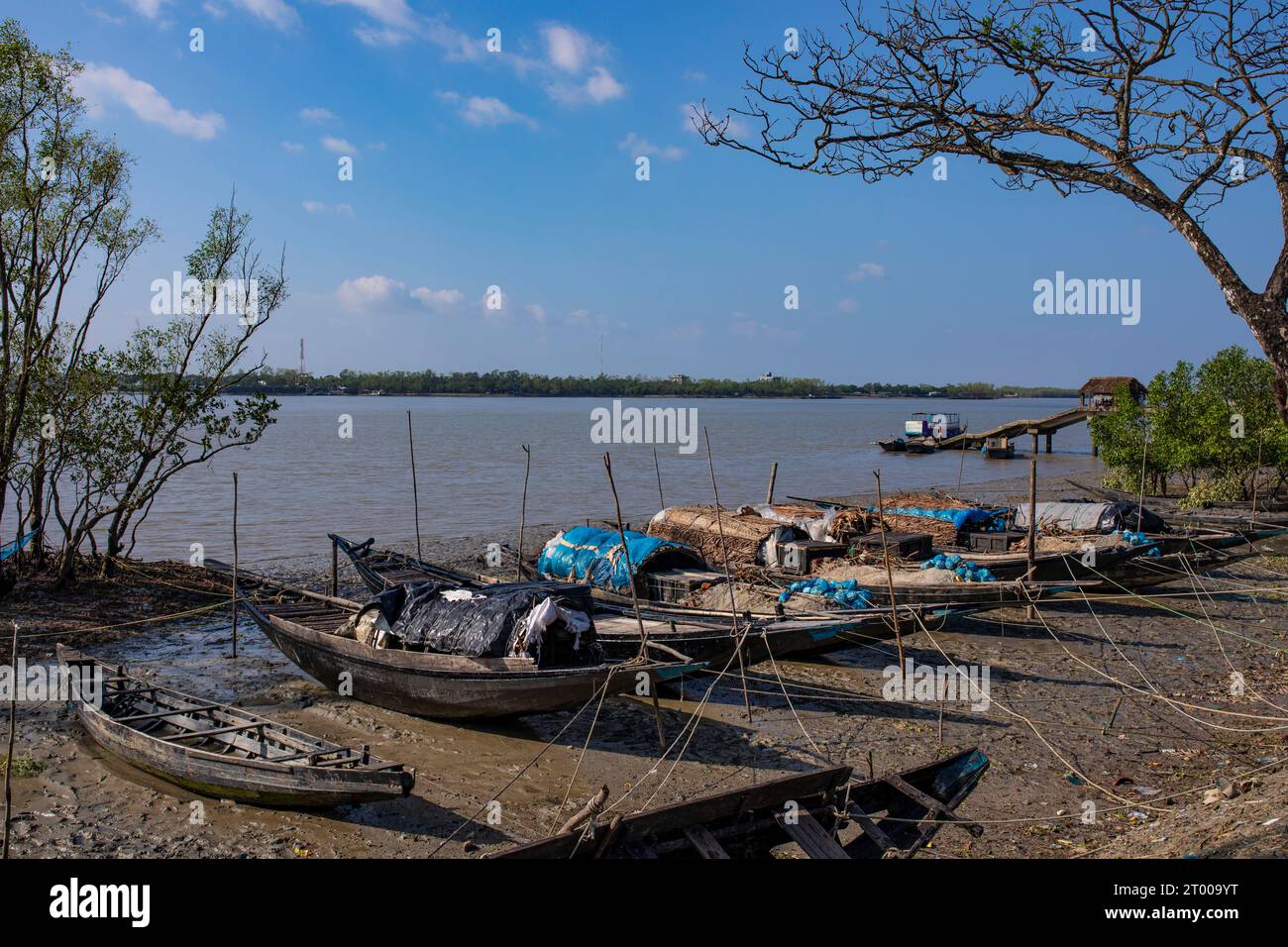 Peschereccio ancorato sulla riva del fiume Kholpetua a Gabura, a Shyamnagar. Satkhira, Bangladesh Foto Stock