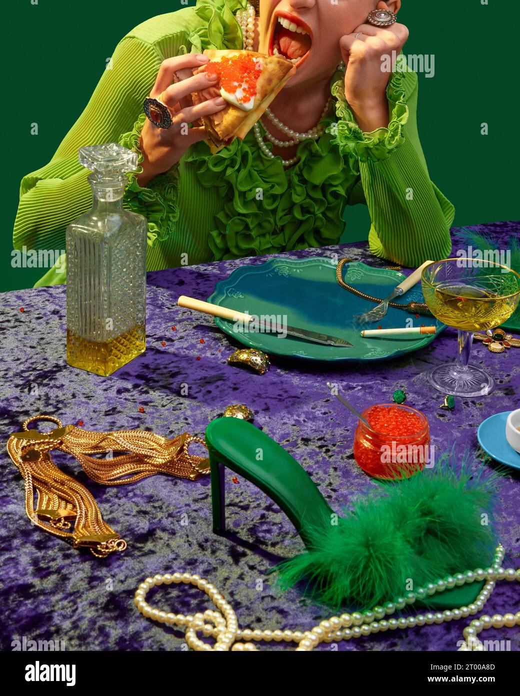 Colazione aristocratica. Fotografia food pop art. Una donna irriconoscibile con bocca aperta mangia pancake con caviale. Vintage, retro anni '80, stile anni '70 Foto Stock