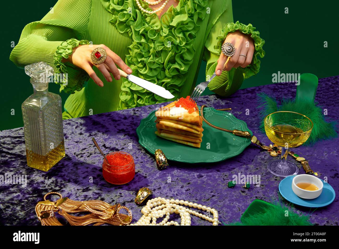 Colazione aristocratica. Fotografia food pop art. Una donna irriconoscibile inizia a mangiare pancake con caviale sul tavolo. Vintage, retro anni '80, stile anni '70 Foto Stock