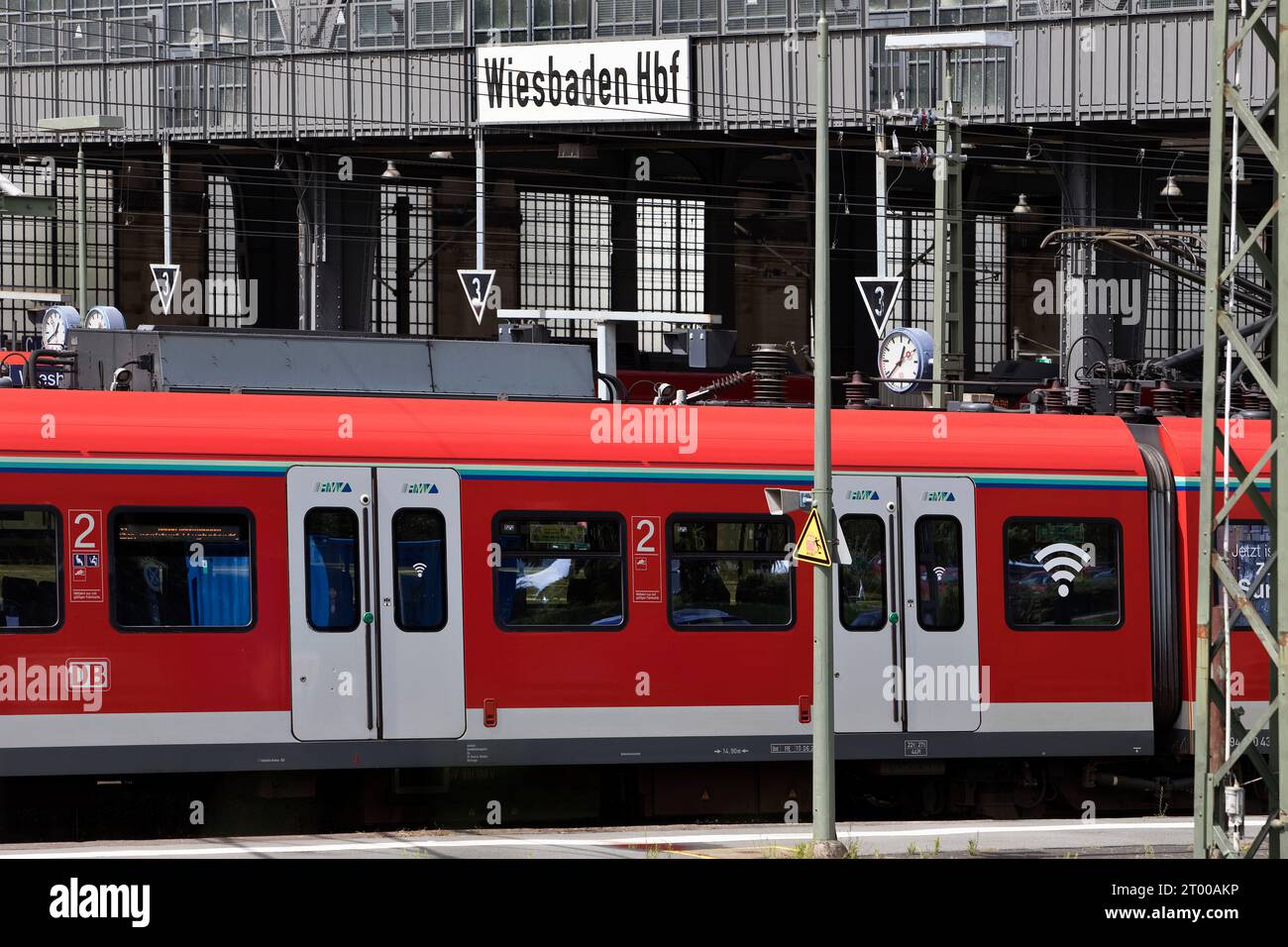 Stazione centrale di Wiesbaden con treno locale, Wiesbaden, Assia, Germania, Europa Foto Stock