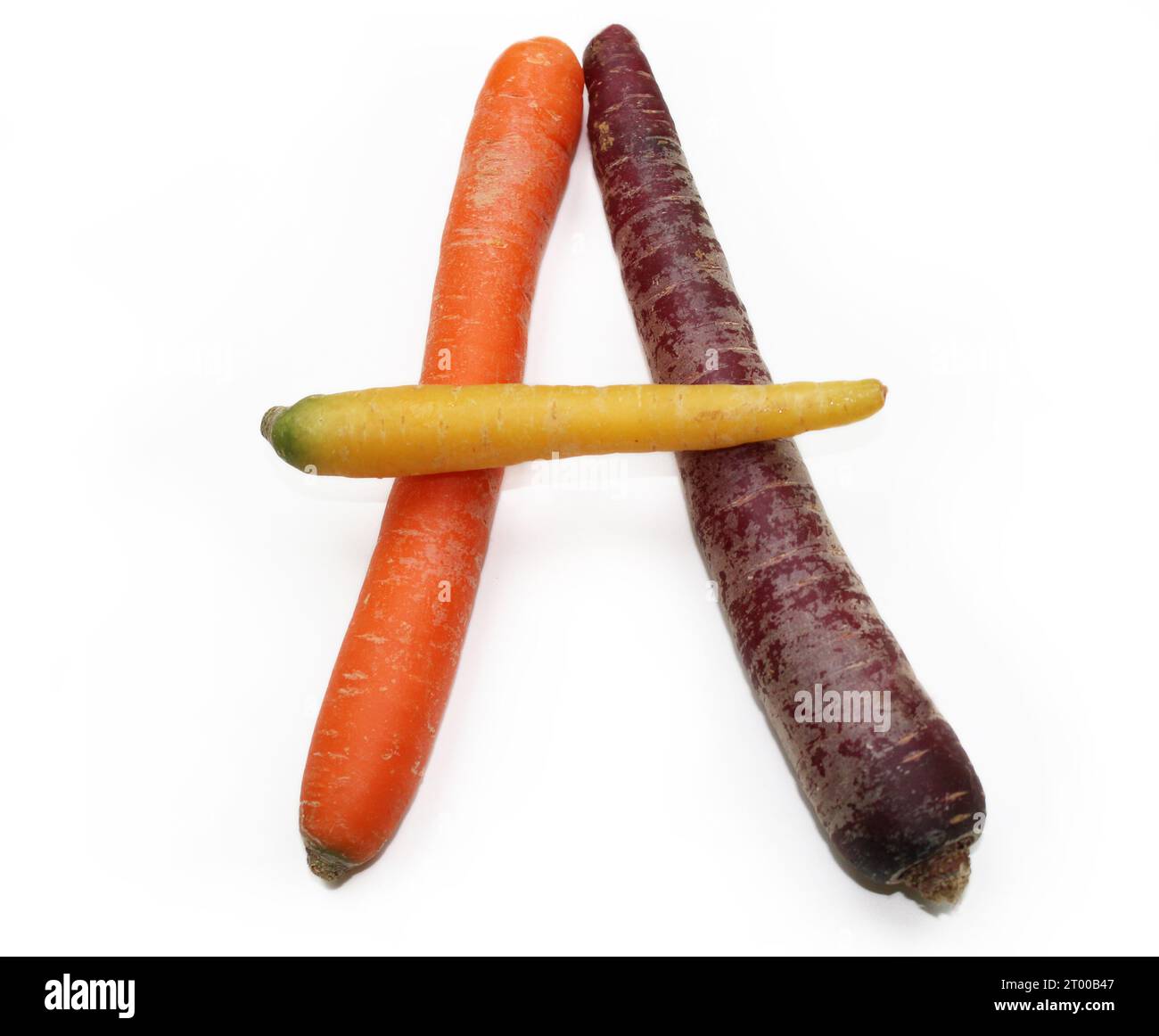 Lettera di peperoncino rosso verde viola giallo, lettere alfabetiche A B C fatte di peperoncini, peperoni, per testi, enciclopedie, gennaio vegano Foto Stock