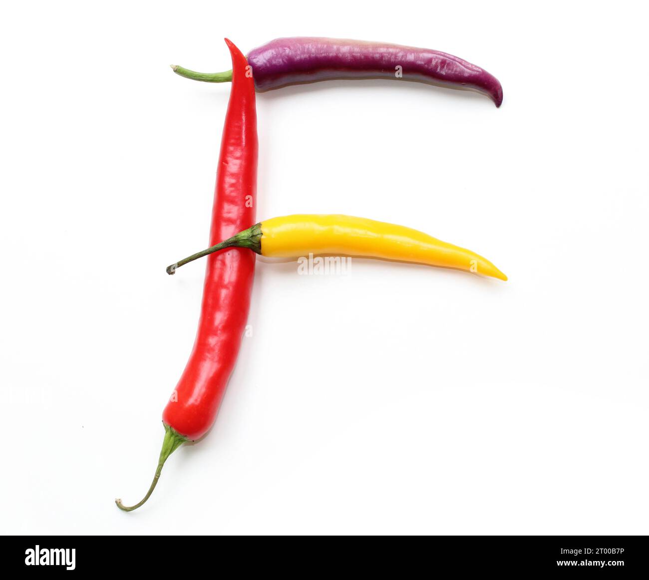 Lettera F fatta di peperoncino rosso verde viola giallo, lettere alfabetiche ABC fatte di peperoncini, peperoni, per testi, enciclopedie, gennaio vegano Foto Stock Lettera F fatta di peperoncino rosso verde viola giallo, lettere alfabetiche ABC fatte di peperoncini, peperoni, per testi, enciclopedie, gennaio vegano Foto Stock