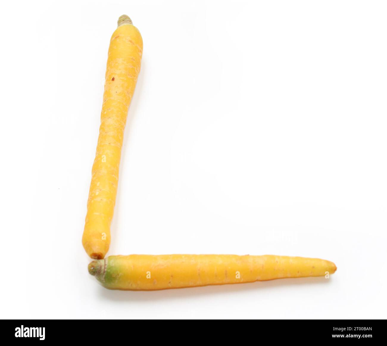 Lettera L fatta di peperoncino rosso verde viola giallo, lettere alfabetiche ABC fatte di peperoncini, peperoni, per testi, enciclopedie, gennaio vegano Foto Stock