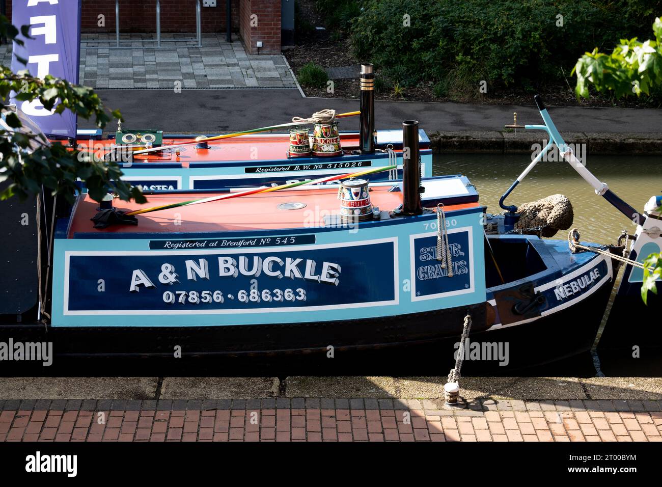 Imbarcazioni a narrowboat ormeggiate a Banbury per il festival dei canali del 2023, Oxfordshire, Inghilterra, Regno Unito Foto Stock