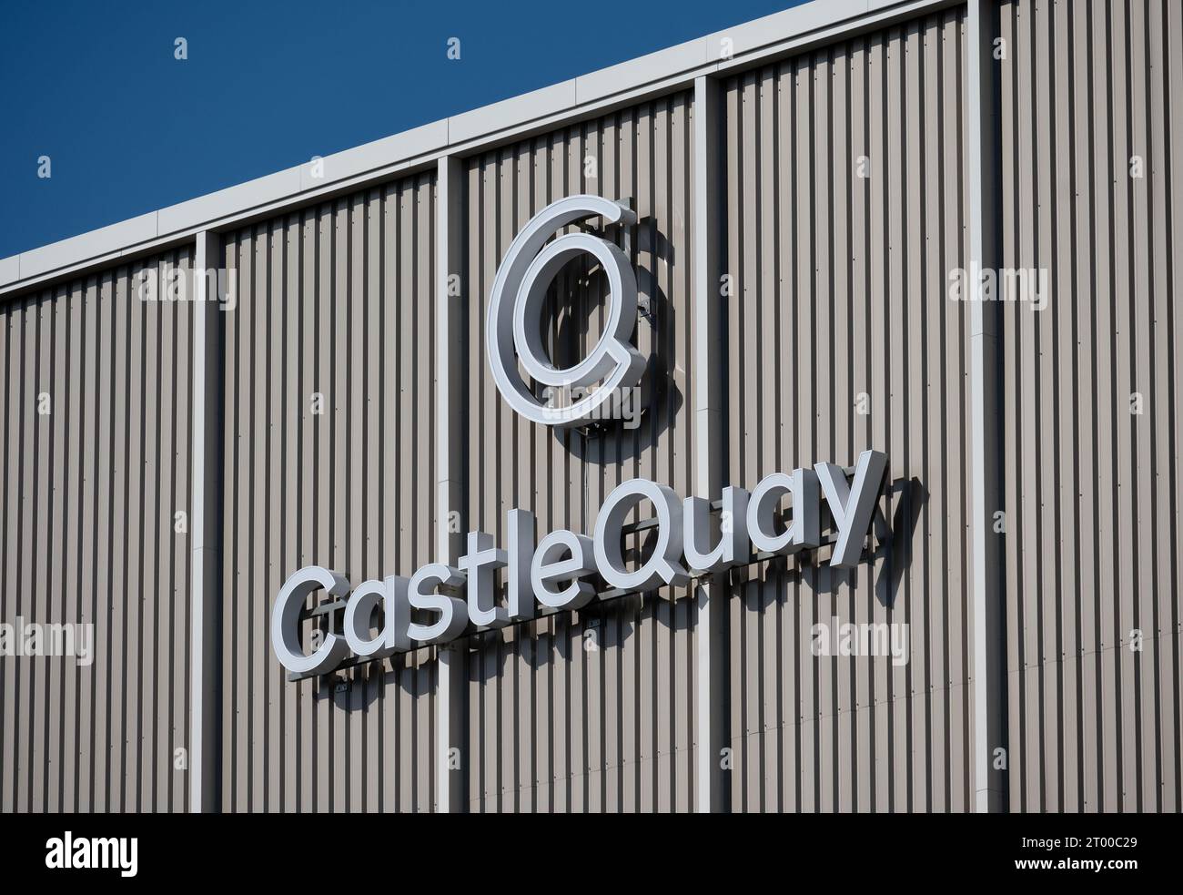Cartello per il centro commerciale Castle Quay, Banbury, Oxfordshire, Inghilterra, Regno Unito Foto Stock