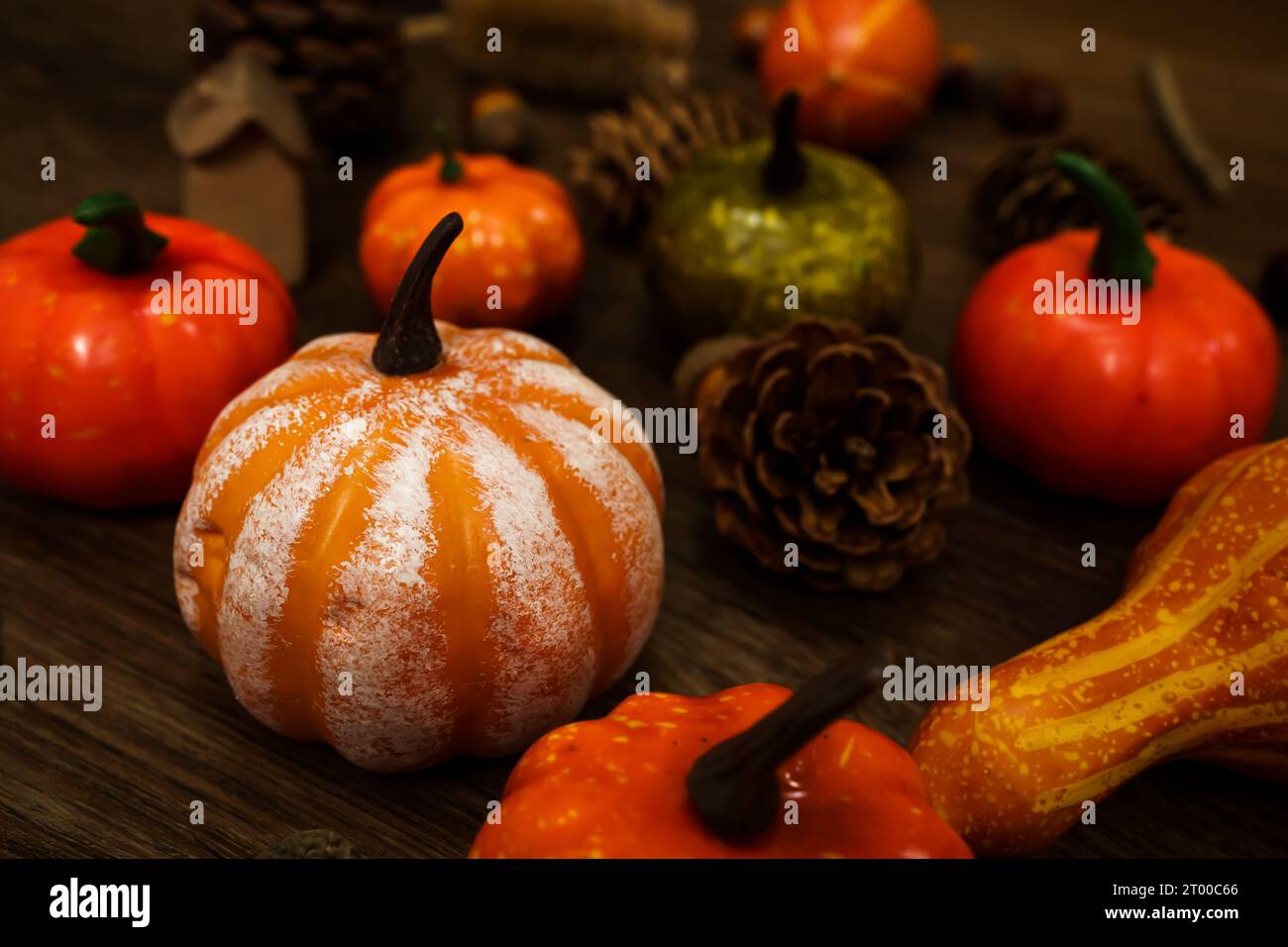 Sfondo delle decorazioni di Halloween. Halloween pauroso testa di zucca su un tavolo di legno concetto di Halloween per le vacanze Foto Stock