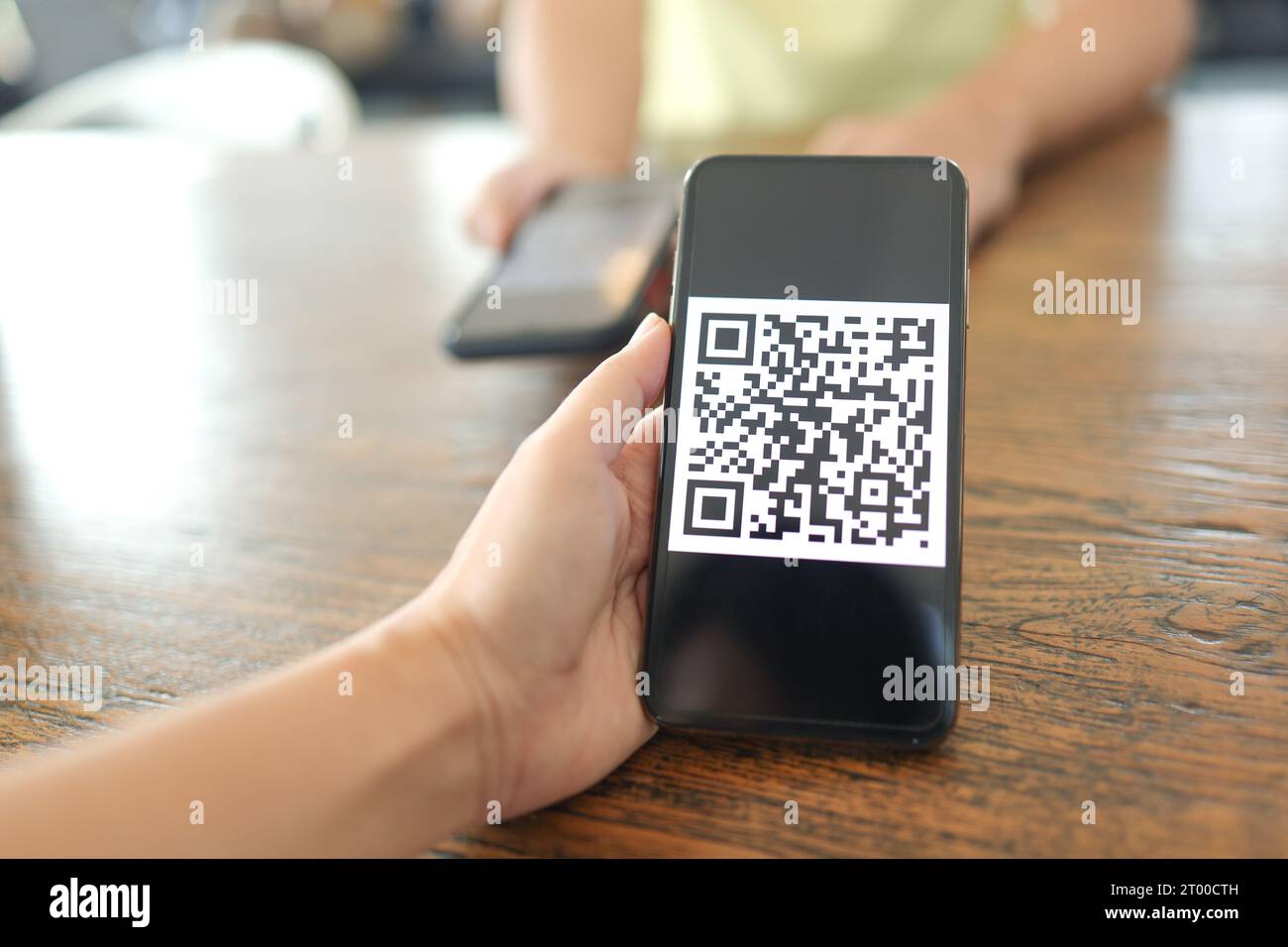 Pagamento con codice QR. Portafoglio E. Uomo che esegue la scansione di tag accettati genera una paga digitale senza denaro.scansione di codici QR per gli acquisti online Foto Stock