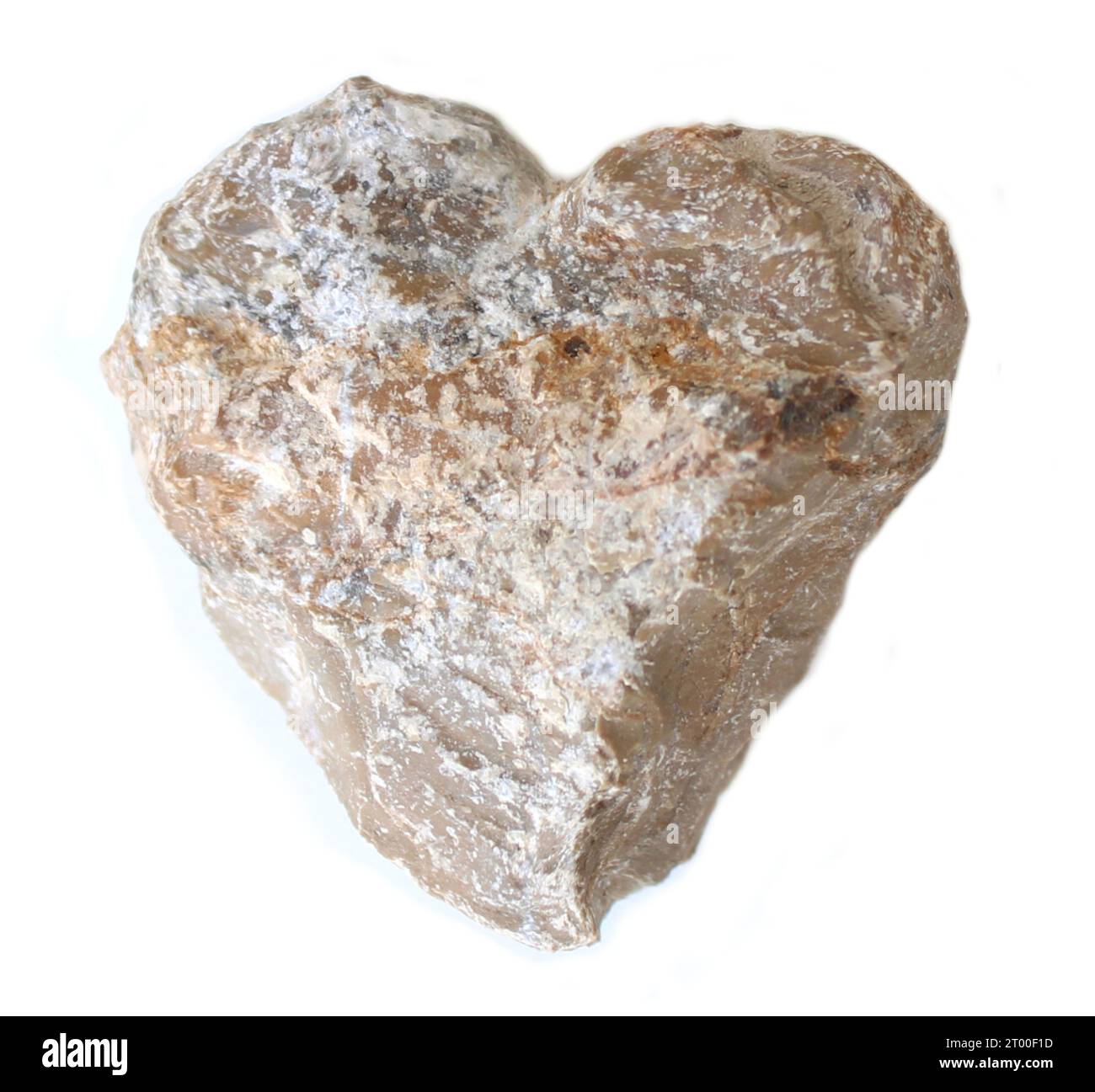 cuore naturale naturale naturale naturale naturale dalla pietra ruvida grigia naturale isolata su uno sfondo bianco per la giornata della terra, stoneheart, la giornata della famiglia del padre della madre Foto Stock