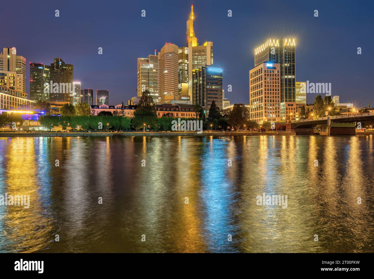 Parte dello skyline di Francoforte in Germania di notte Foto Stock