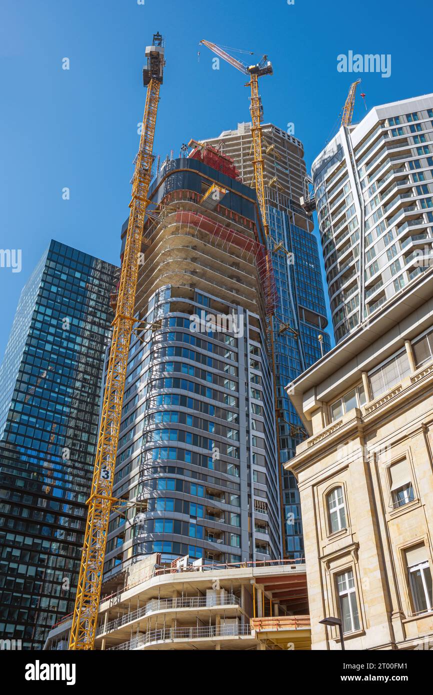 Cantiere di nuovi edifici alti visti a Francoforte, Germania Foto Stock