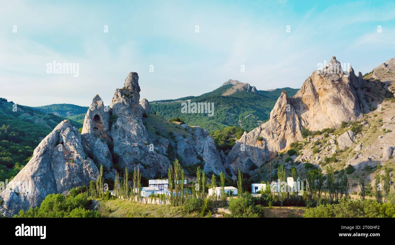 Vista serale estiva sulle montagne rocciose, Crimea, Ucraina. Foto Stock
