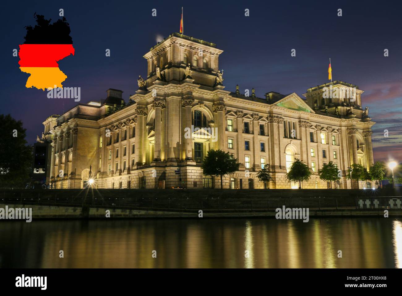 Il Reichstag di Berlino di notte con una mappa della Germania sul bordo sinistro della foto (composizione) Foto Stock