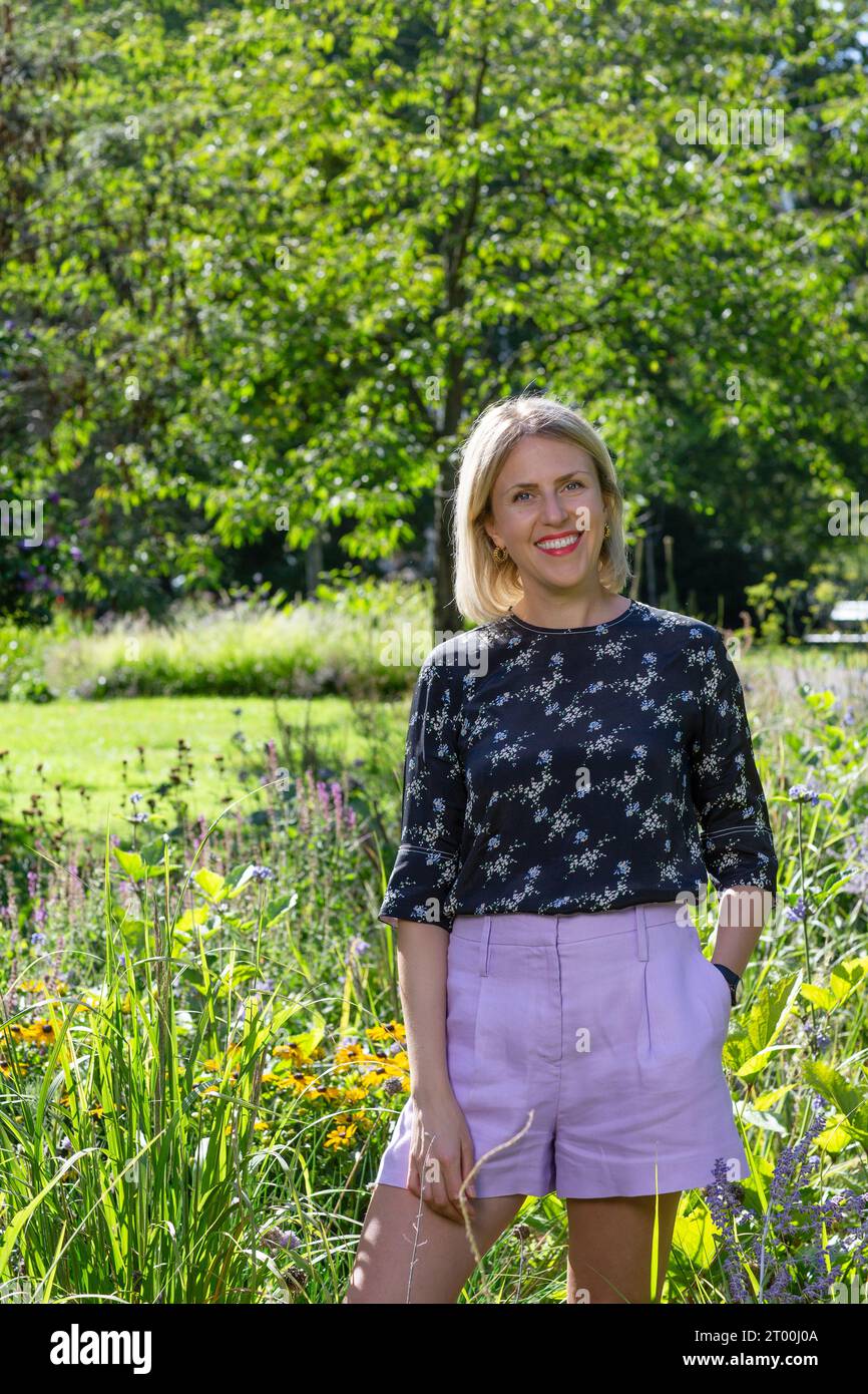 Alexandra Daisy Ginsbergs nel suo giardino Pollinator Pathmaker a Londra Kensington Gardens Foto Stock