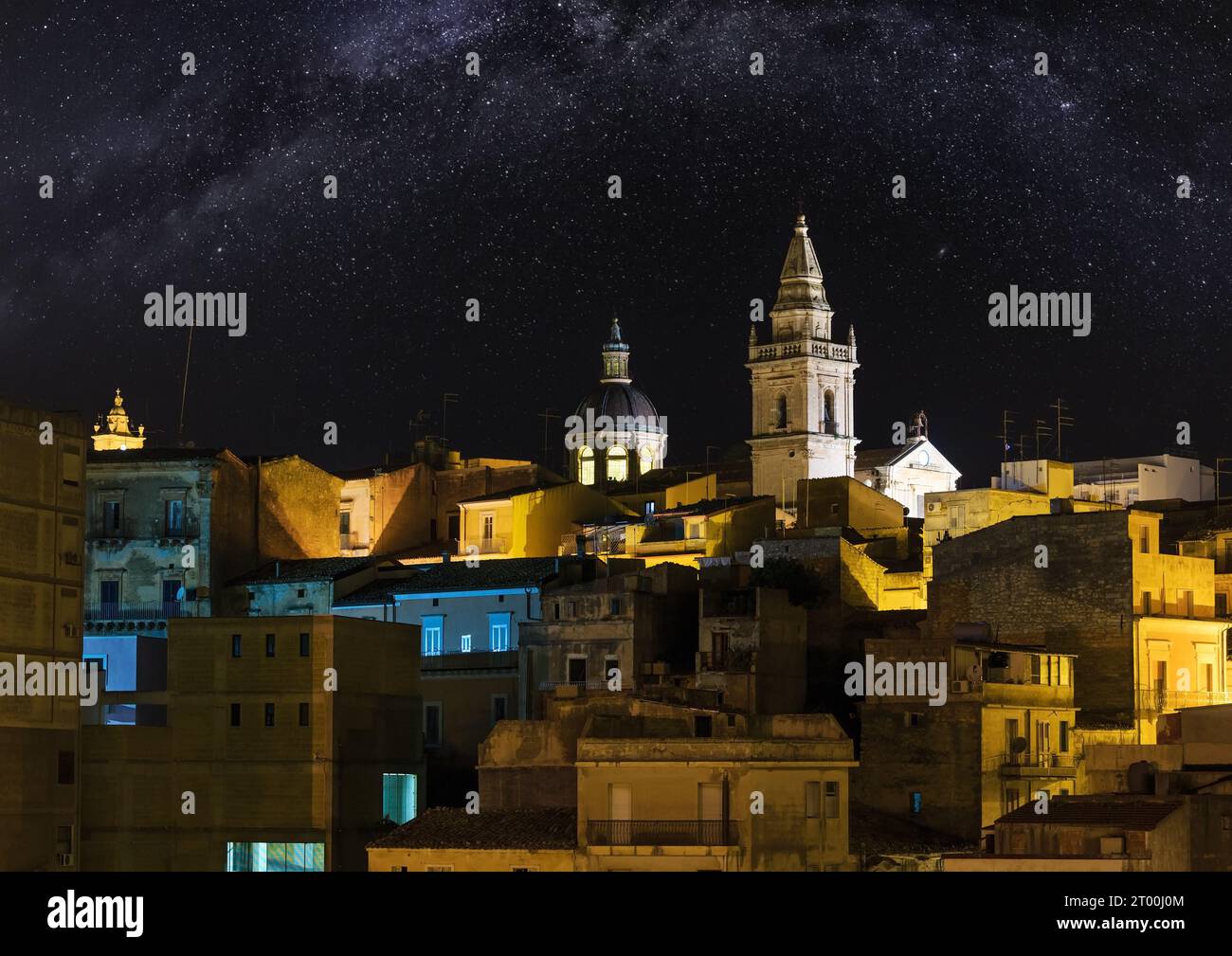 Antica notte medievale Ragusa famos vista sulla città siciliana (Sicilia, Italia) con la via Lattea nel cielo. Le luci della città del famoso destin turistico Foto Stock