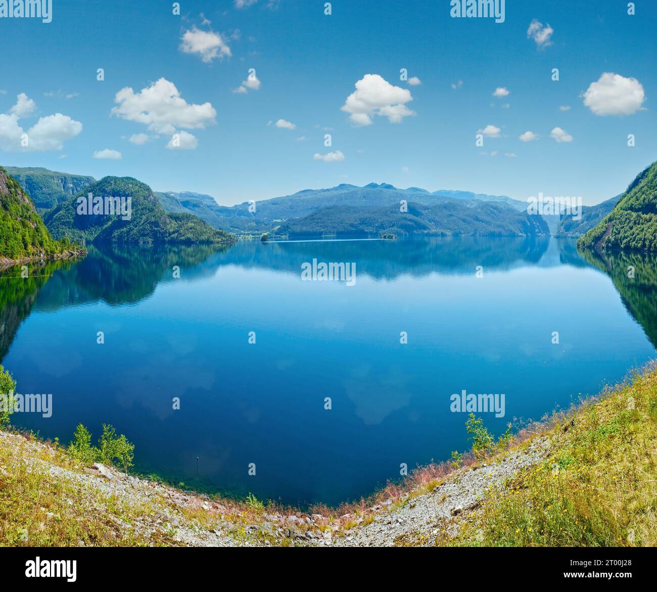 Estate montagna lago Suldalsvatn panorama (Norvegia) Foto Stock