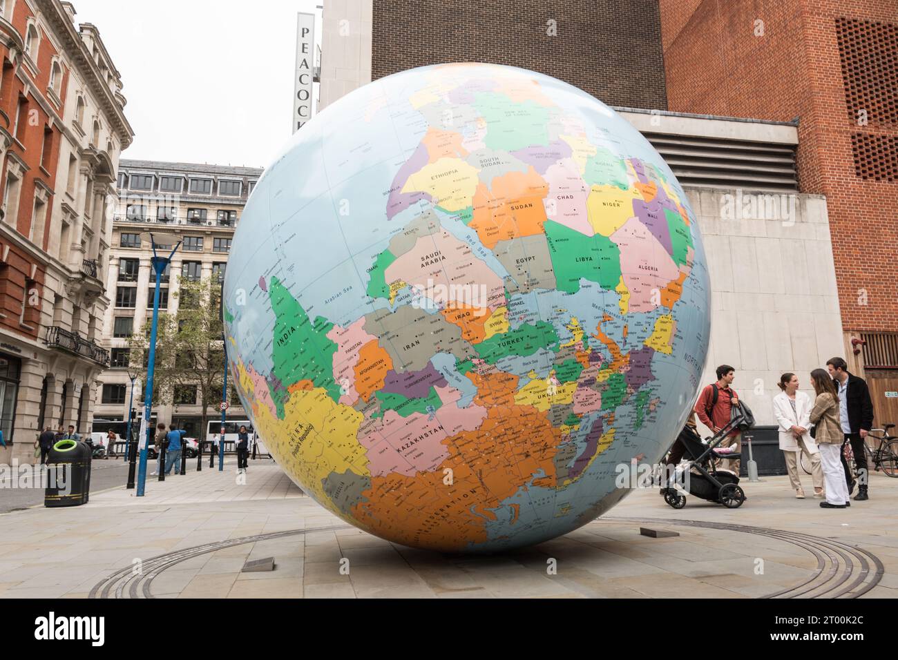 Il mondo di Mark Wallinger ha capovolto il gigantesco globo fuori dal Saw Swee Hock Student Centre, London School of Economics, Londra, WC2, Inghilterra Foto Stock