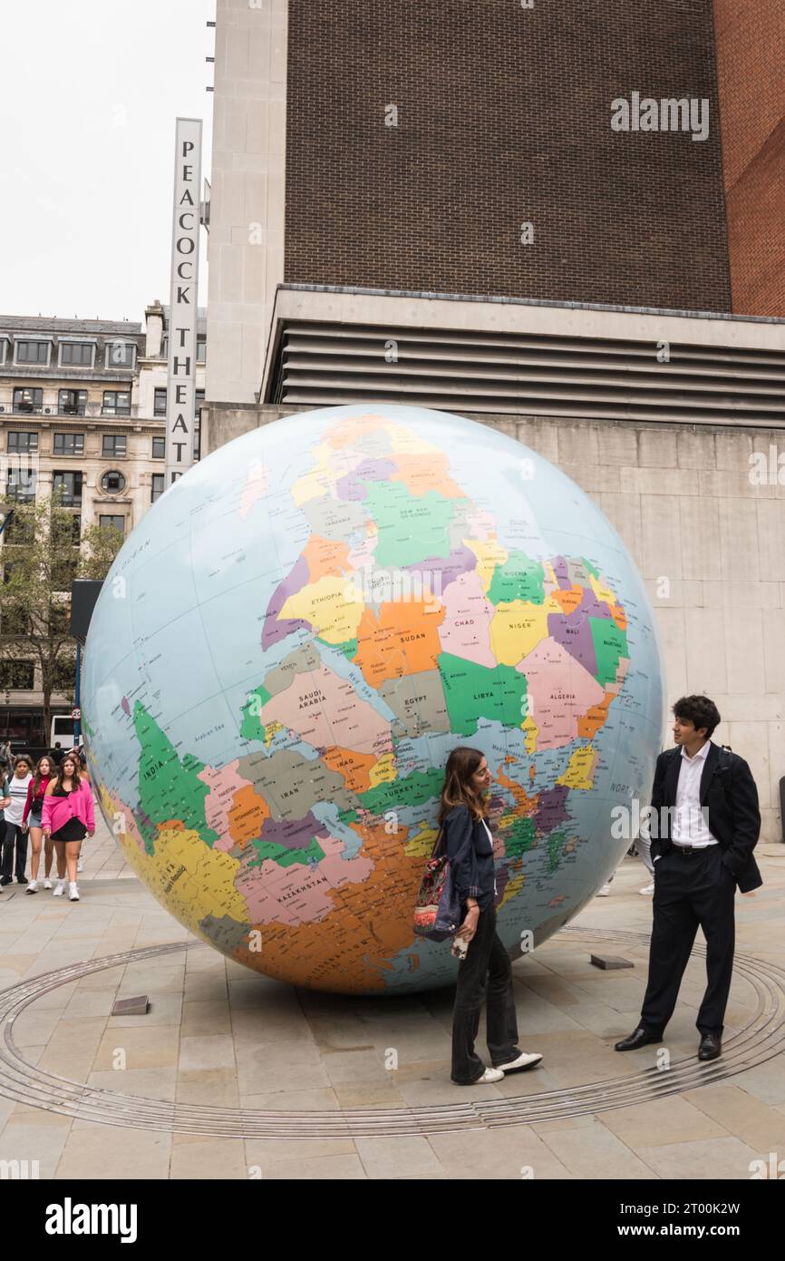 Il mondo di Mark Wallinger ha capovolto il gigantesco globo fuori dal Saw Swee Hock Student Centre, London School of Economics, Londra, WC2, Inghilterra Foto Stock