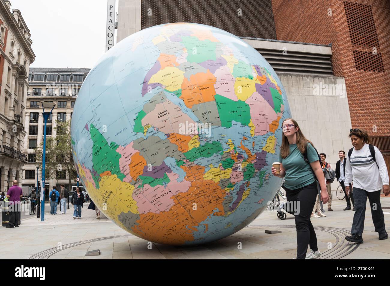 Il mondo di Mark Wallinger ha capovolto il gigantesco globo fuori dal Saw Swee Hock Student Centre, London School of Economics, Londra, WC2, Inghilterra Foto Stock