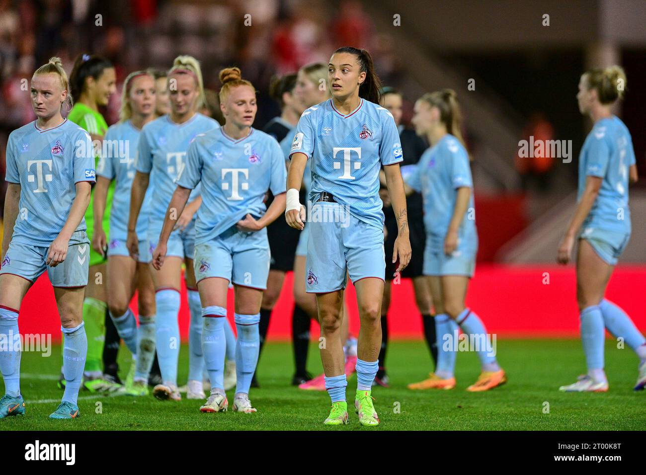 Köllner Spielerinnen nach Spielende enttäuscht schauend, Enttäuschung, frustrazione, deluso, pessimistisch, 02.10.2023, München (Deutschland), Fussball, Google Pixel Frauen-Bundesliga, FC Bayern München - 1. LE NORMATIVE FC KÖLN, DFB/DFL VIETANO L'USO DI FOTOGRAFIE COME SEQUENZE DI IMMAGINI E/O QUASI-VIDEO. Foto Stock