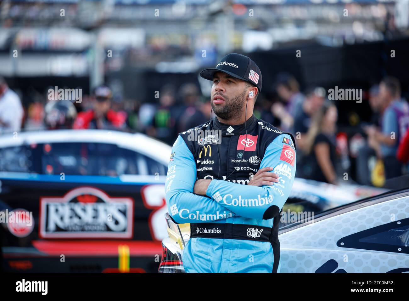 Il pilota della NASCAR Cup Series, Bubba Wallace (23), si esibisce in pista per la Bass Pro Shops Night Race presso il Bristol Motor Speedway di Bristol Foto Stock