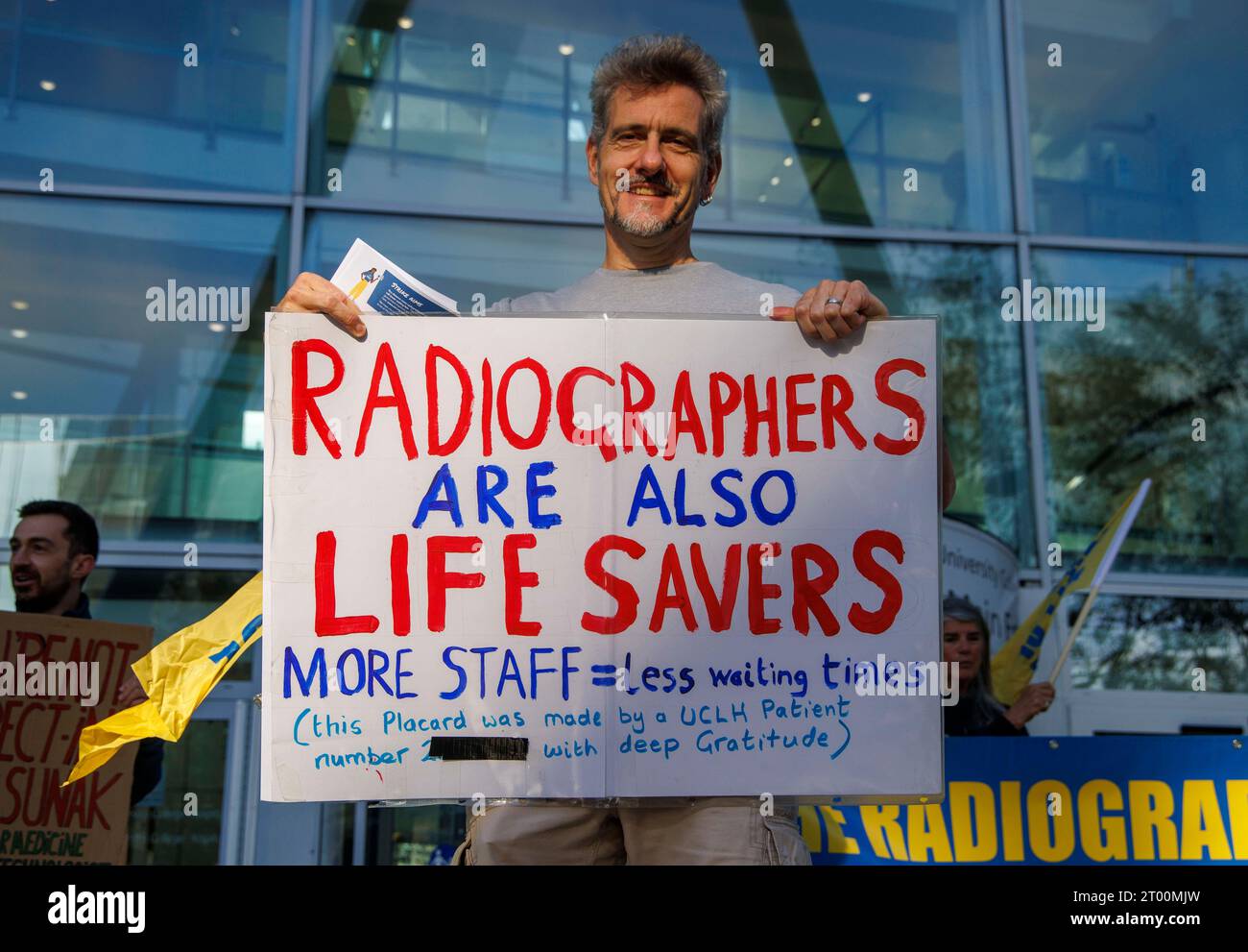 Londra, Regno Unito. 3 ottobre 2023. I membri della Society of Radiographers organizzano uno sciopero a livello nazionale. I radiografi di tutta l'Inghilterra intraprenderanno un'azione industriale a partire dalle 8 del mattino, che limiterà le possibilità che i pazienti utilizzino il cancro, L'A&e e i servizi di maternità ricevano una scansione o una radiografia. Alcuni membri stanno picchettando qui fuori dall'University College Hospital. Sono in sciopero contemporaneamente a medici e consulenti junior. Chiedono una paga migliore e condizioni migliori. Si sentono sottovalutati e sottovalutati. Credito: Karl Black/Alamy Live News Foto Stock