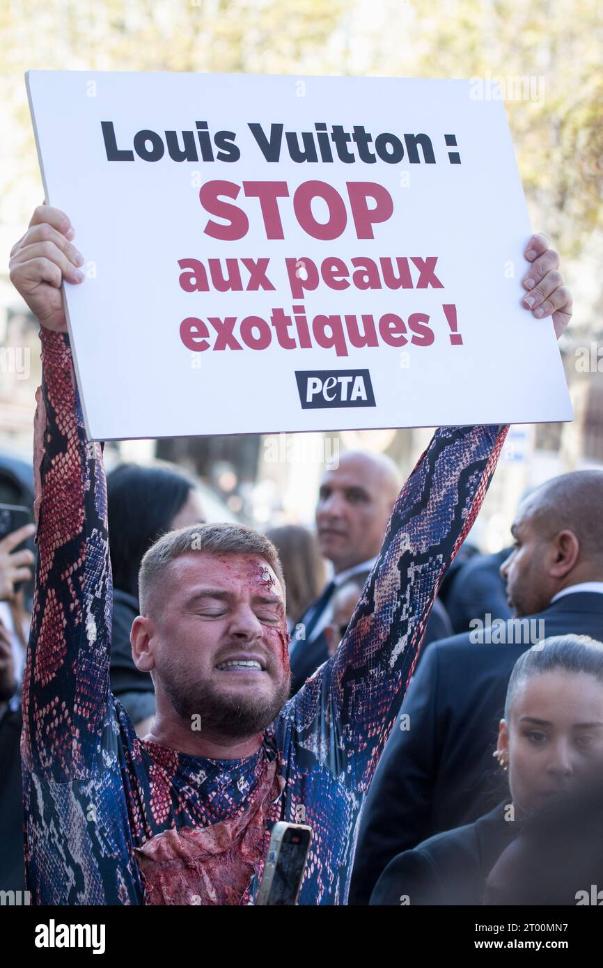 Parigi, Francia. 2 ottobre 2023. Attivista della PETA protesta contro la crudeltà degli animali alla mostra Louis Vuitton Primavera/Estate 2024 nell'ambito della settimana DELLA MODA di Parigi - 02 OTTOBRE 2023 crediti: Jacques Julien/Alamy Live News Credit: Jacques Julien/Alamy Live News Foto Stock